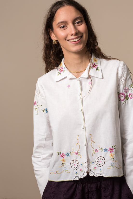 τραπεζομαντηλο απο παραδοσιακο κεντημα εργοχειρο